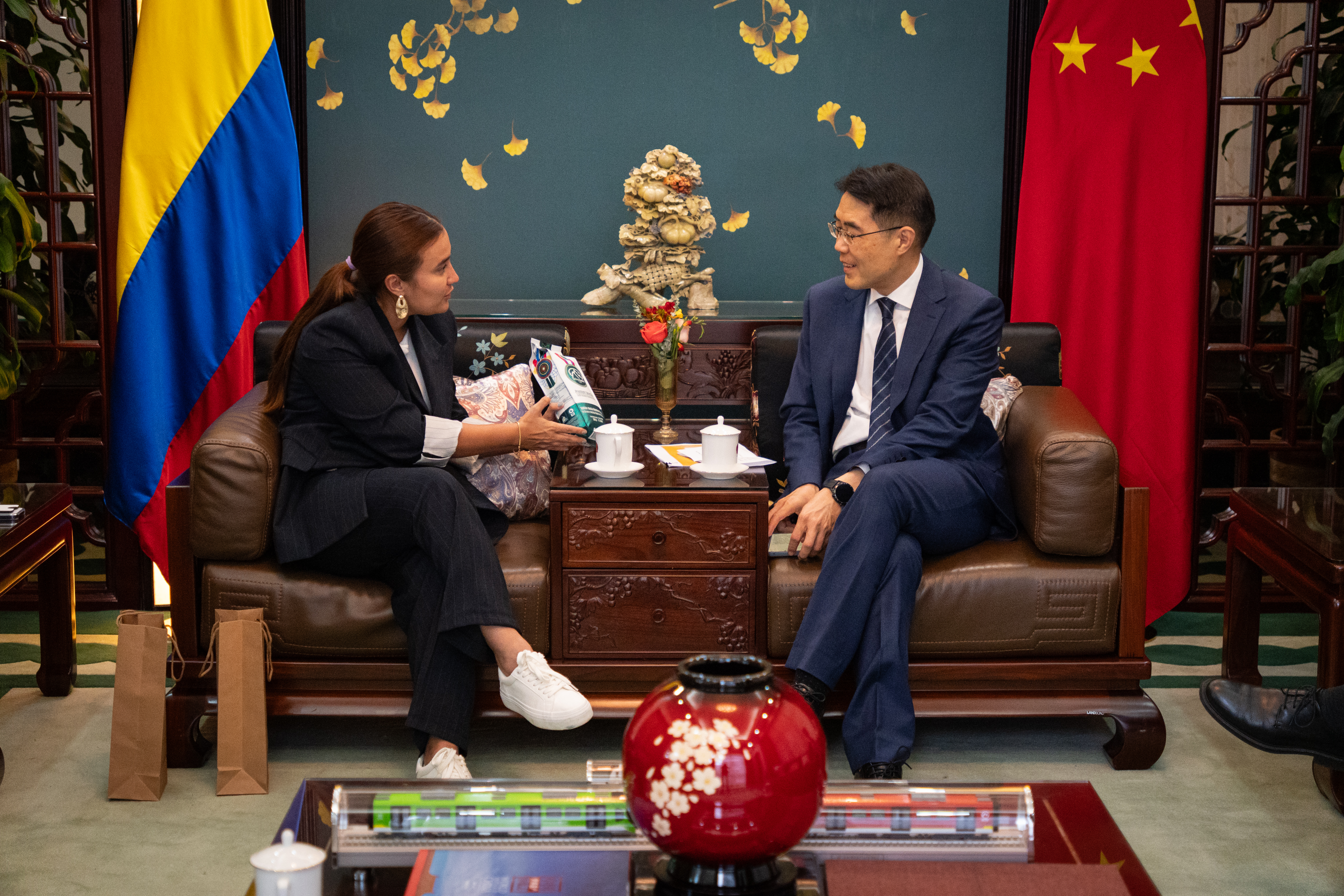 foto personas en embajada de china
