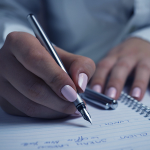 imagen de mano con lapicero escribiendo