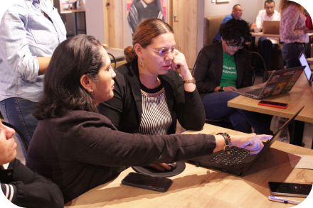 foto de 2 personas reunidas frente al pc